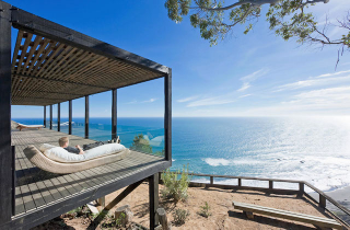 Illustration for article titled Perfect home perched on a cliff is made of dreams of quiet, food and sex